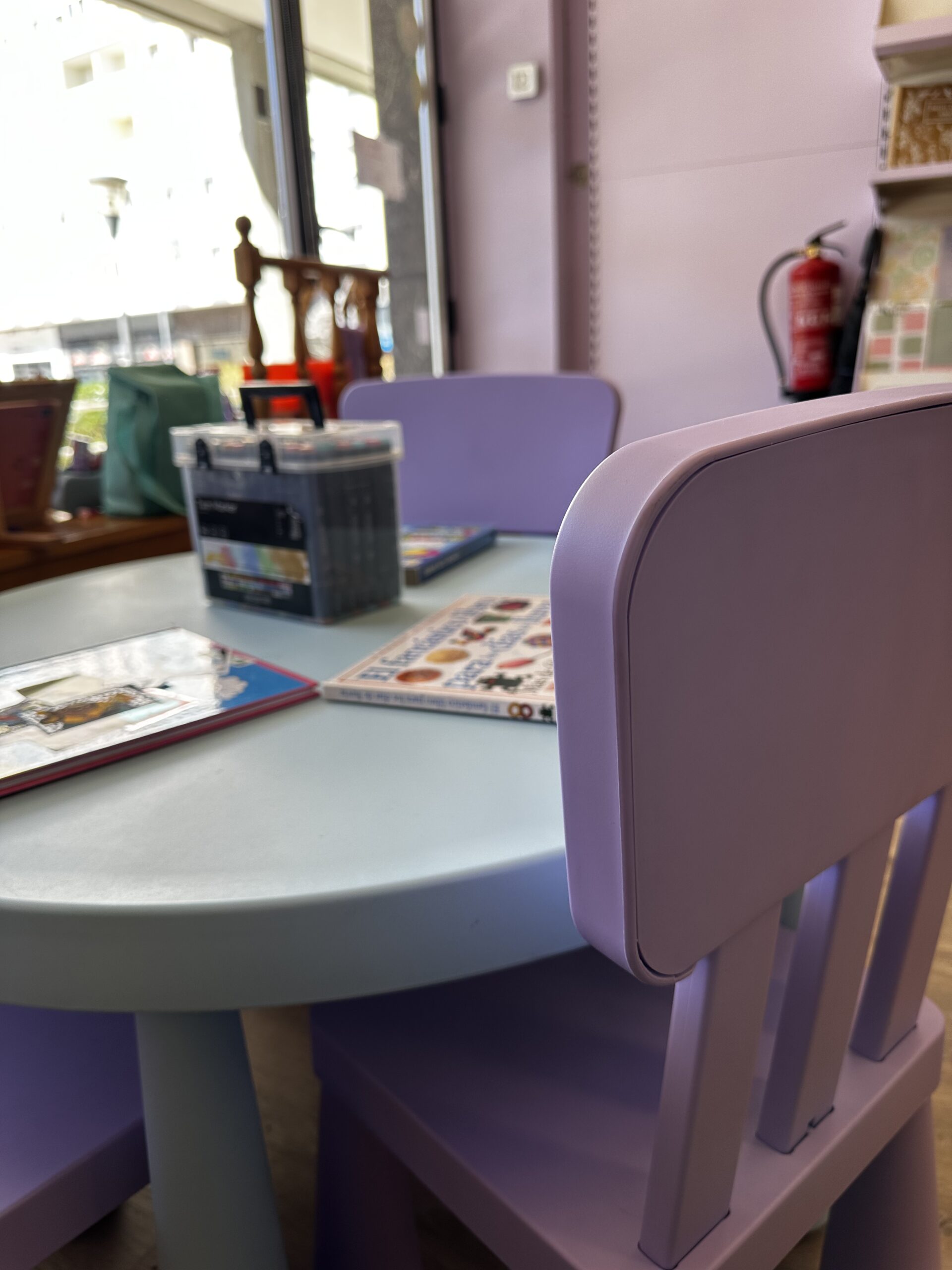 libreria-bonafau-barañain-sillas-mesa